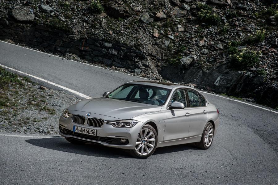  BMW 330e (F30) 2016 года  (WW) (фото 33 из 40)